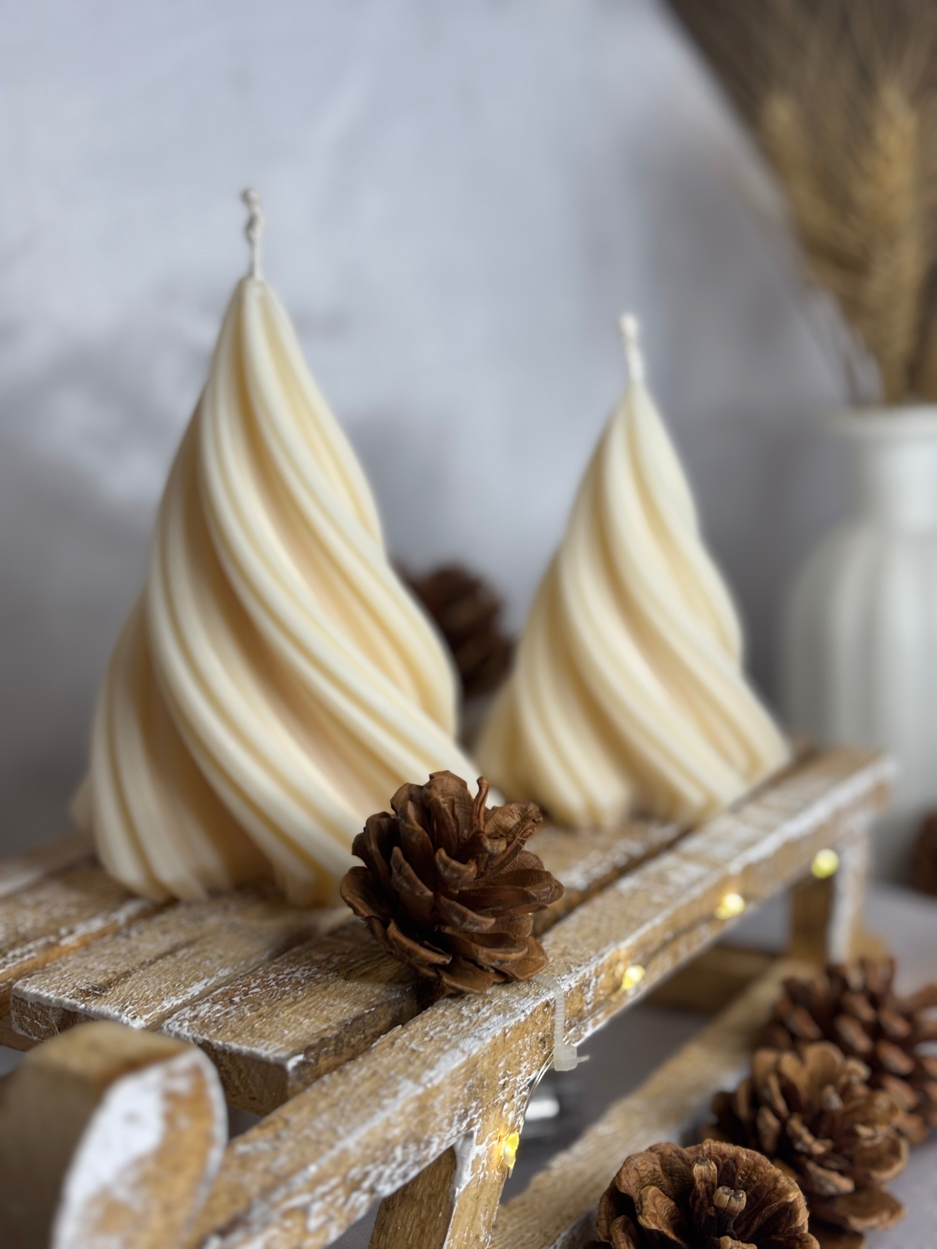 Bougie sculpturale Sapin de Noël (Deux tailles disponibles)