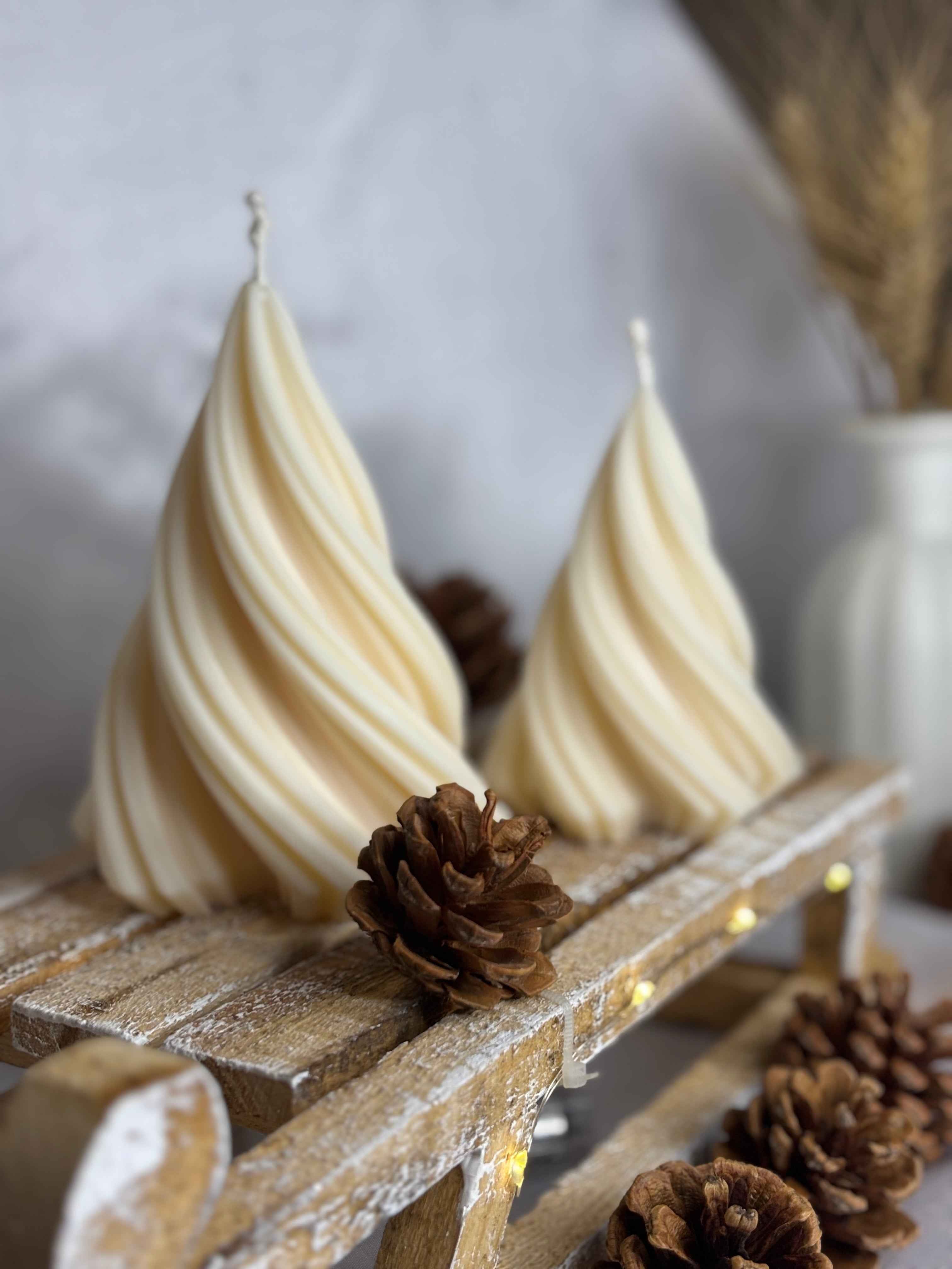 Bougie sculpturale Sapin de Noël (Deux tailles disponibles)